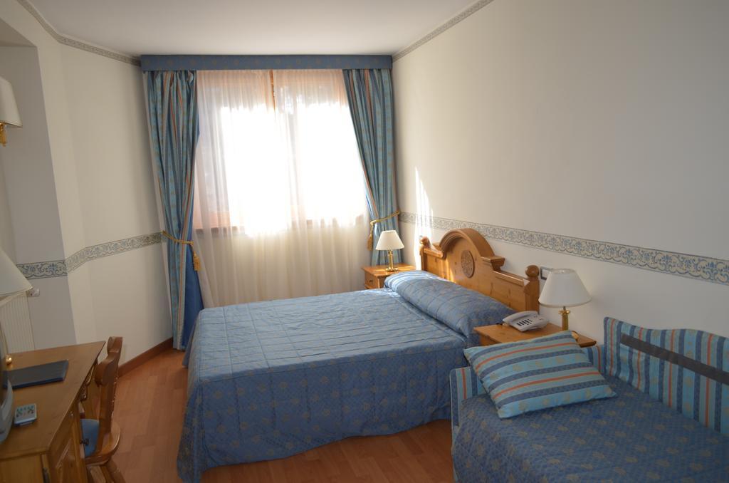 Family Room,322357807:JPEG