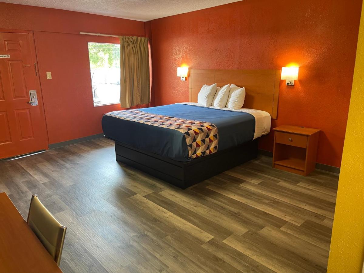 1 King Bed | Non-Smoking Micfridge