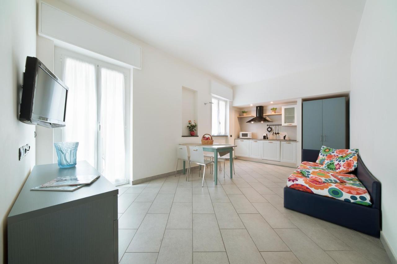 Large One-Bedroom Apartment Balcony,1237591522:JPEG