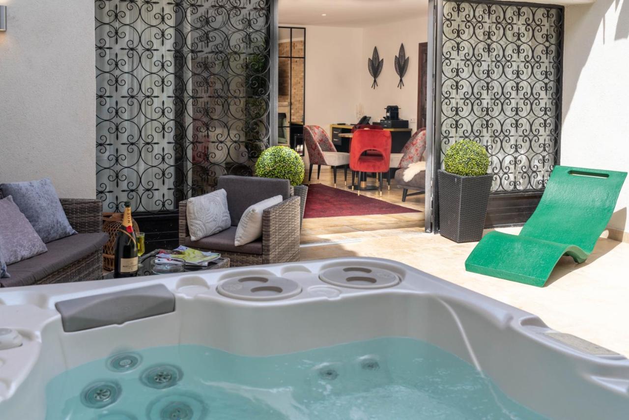 Suite Hot Tub,1608289785:JPEG