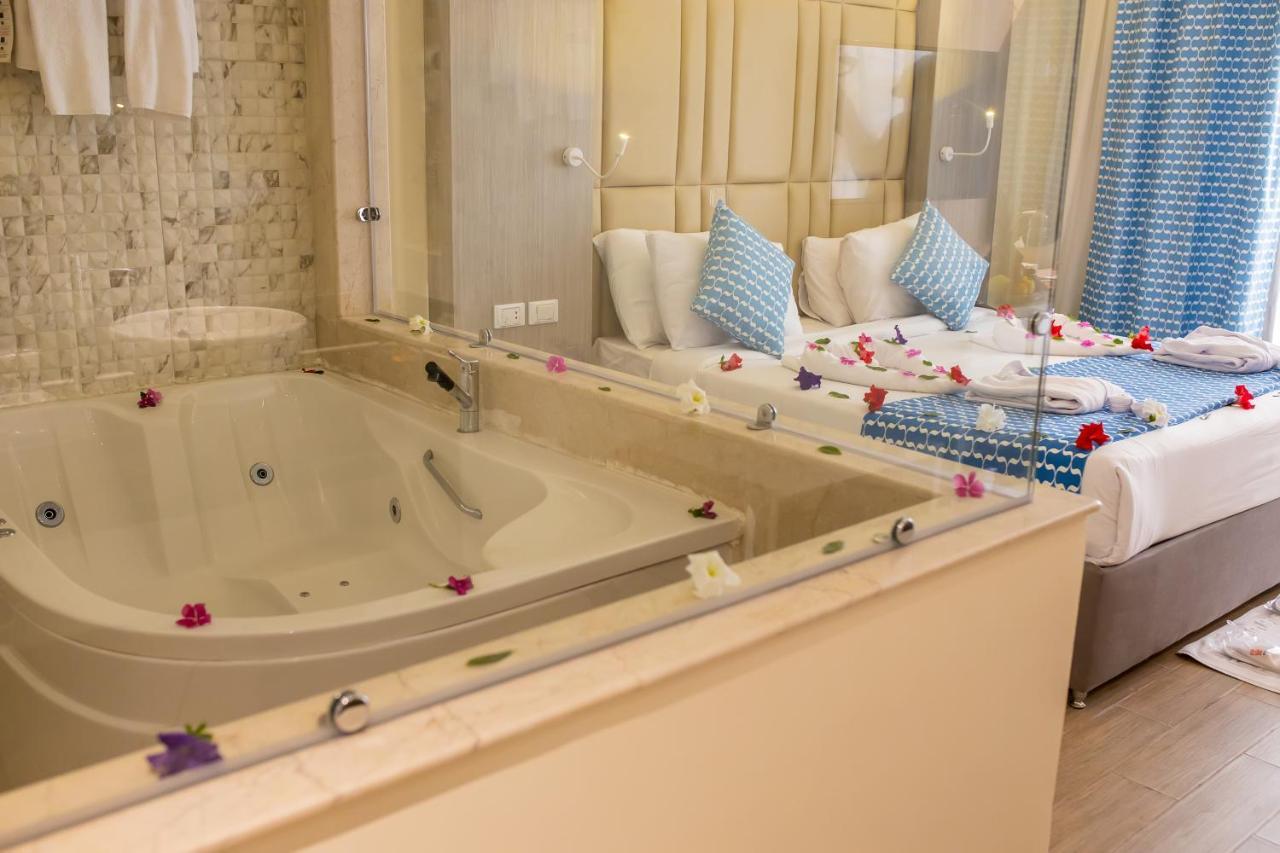 Deluxe Jacuzzi Room