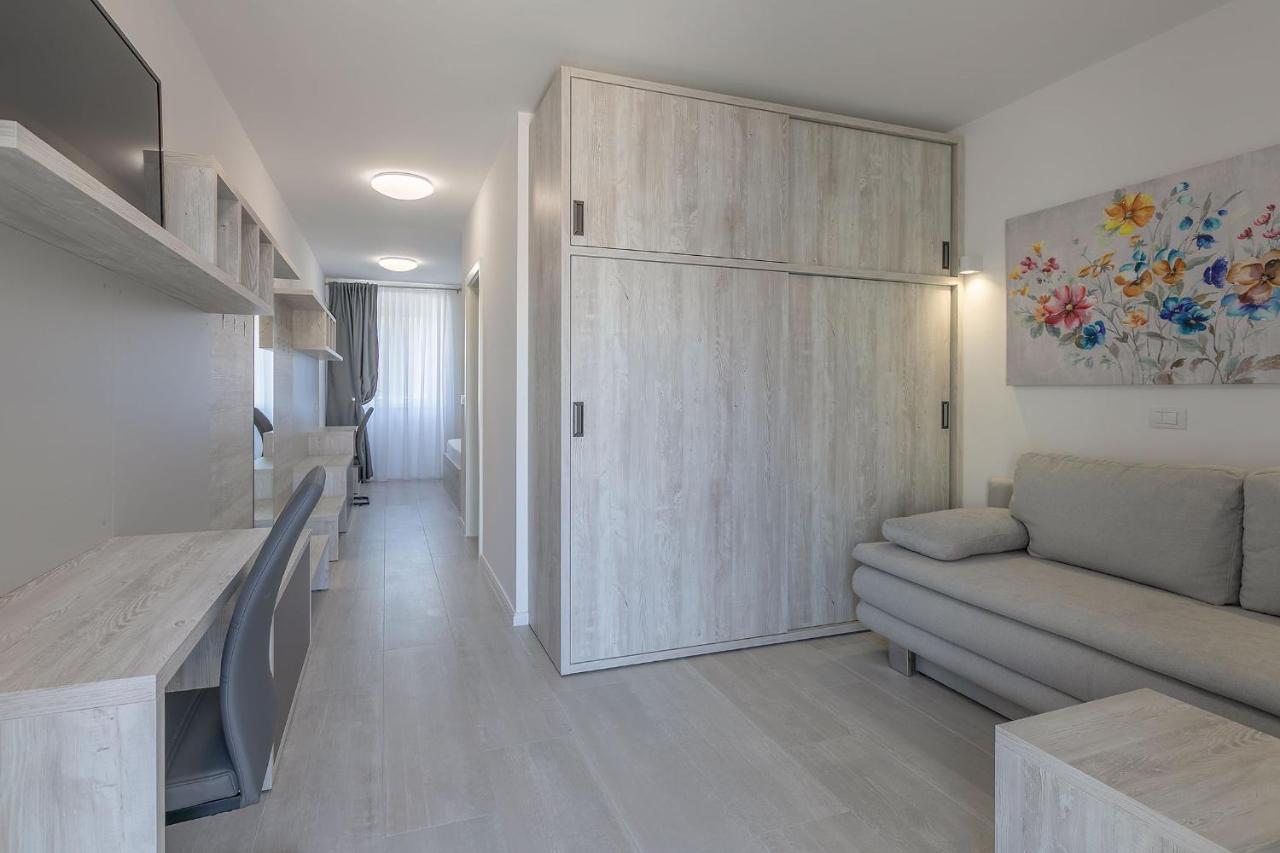 Deluxe Room,1675852356:JPEG