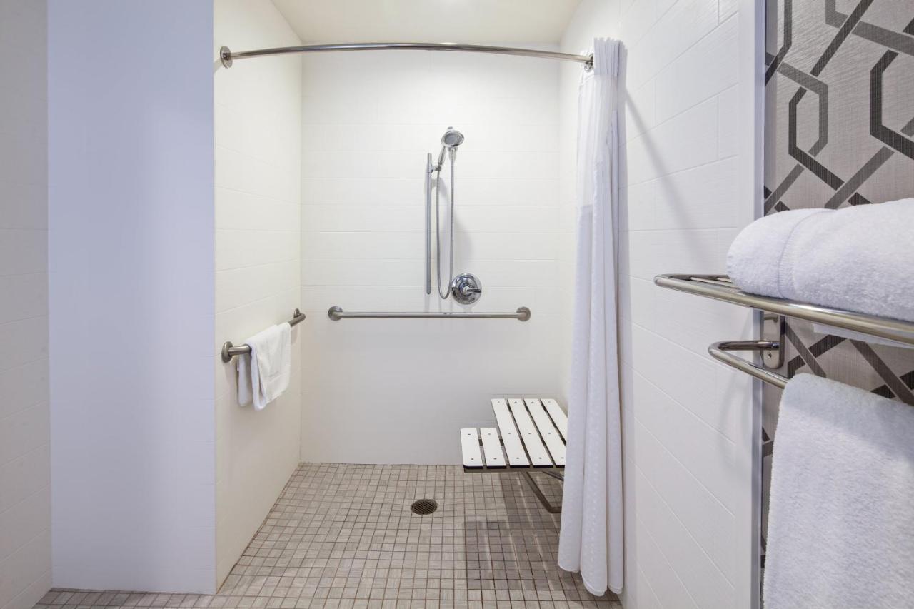 King Room Roll Shower City View Mobility Accessible