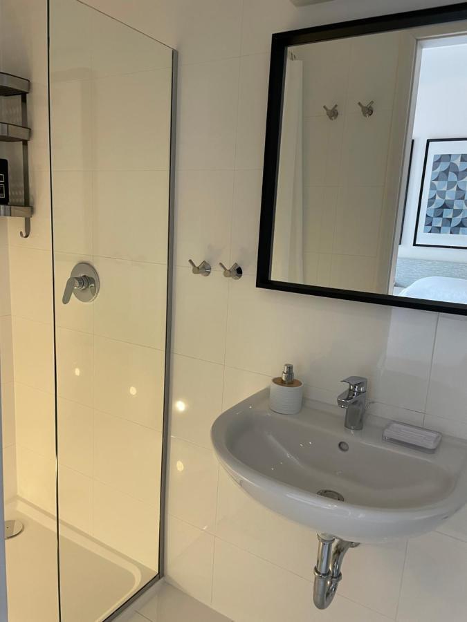 Single Room Bathroom,1240836685:JPEG