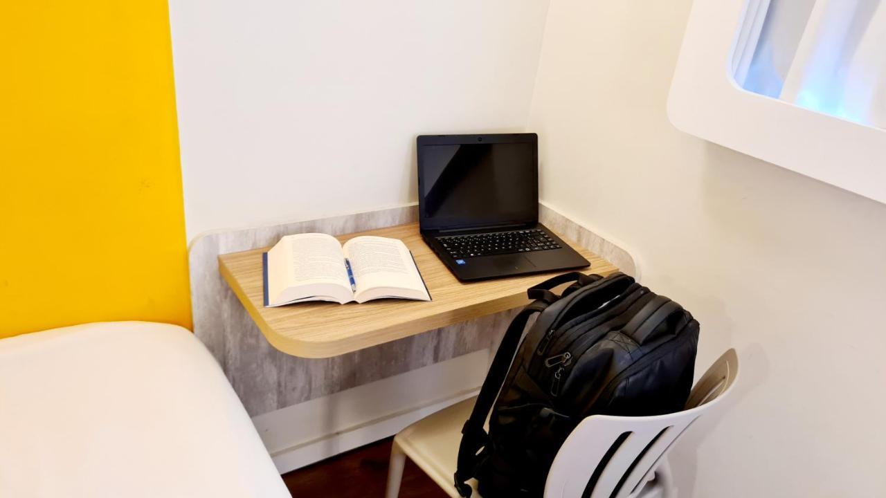 Quarto Econômico com cama casal e vista lateral cidade