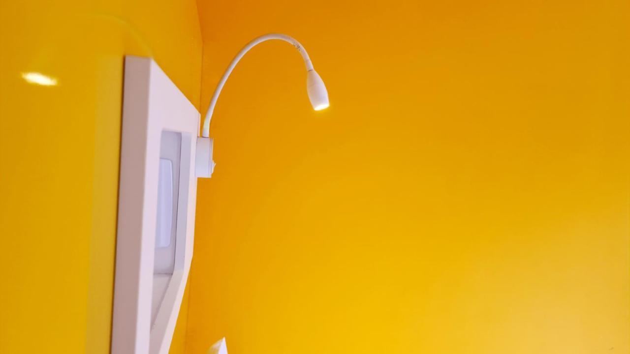 Quarto Econômico com cama casal e vista lateral cidade