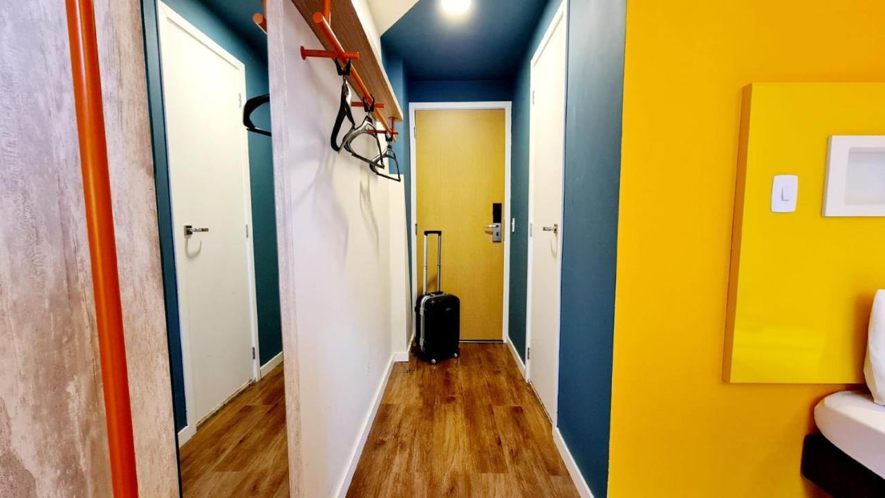 Quarto Econômico com cama casal e vista lateral cidade