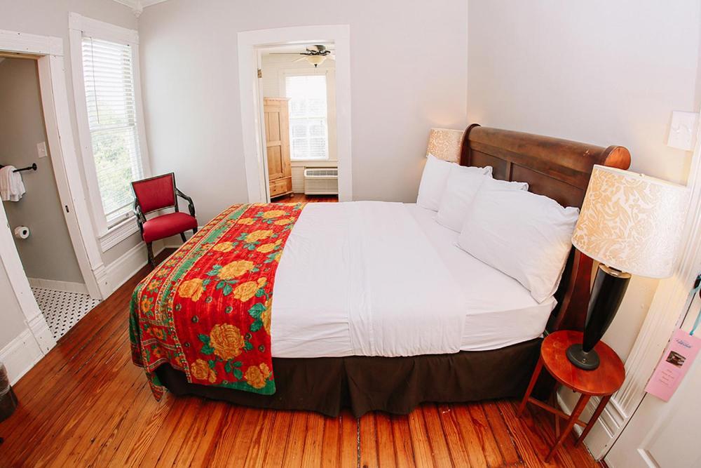 Queen Suite Single Bed Second Floor