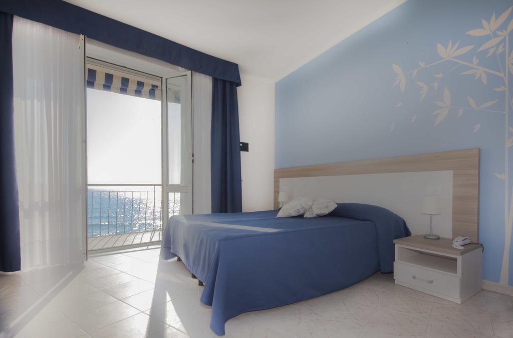 Double or Twin Room Sea View,644585559:JPEG