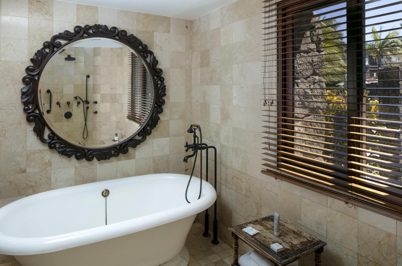 1 Bedroom Suite, 1 King, Bathrooms: 1.5, Oceanfront, Balcony