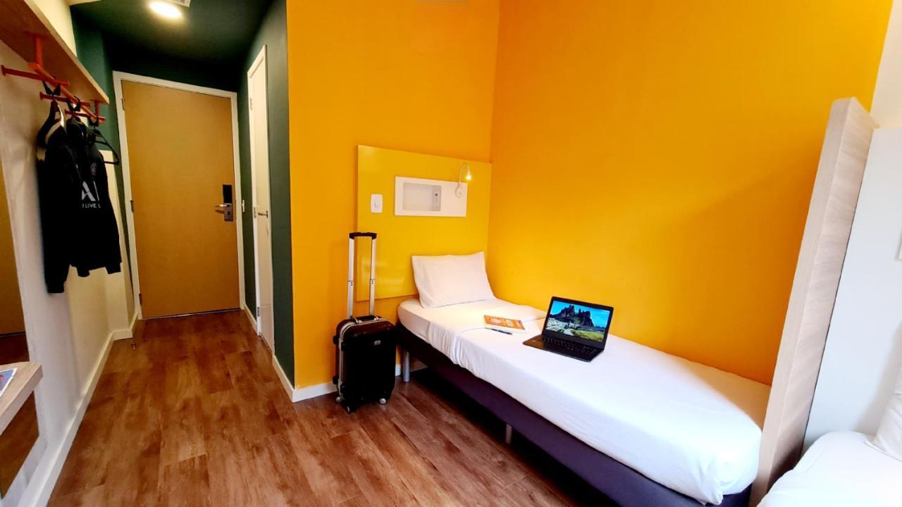 Quarto Econômico com 2 camas de solteiro e vista  lateral cidade