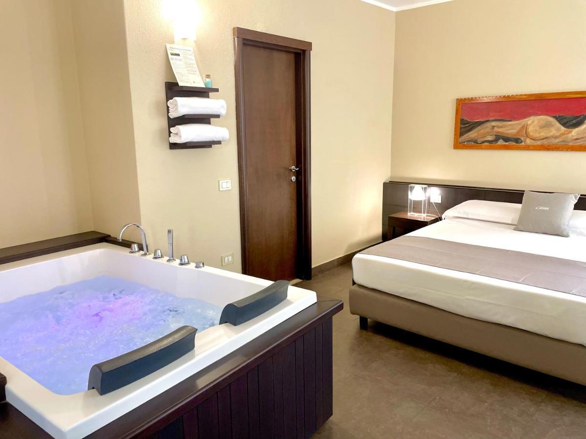 Deluxe Suite Spa Bath,1249521316:JPEG