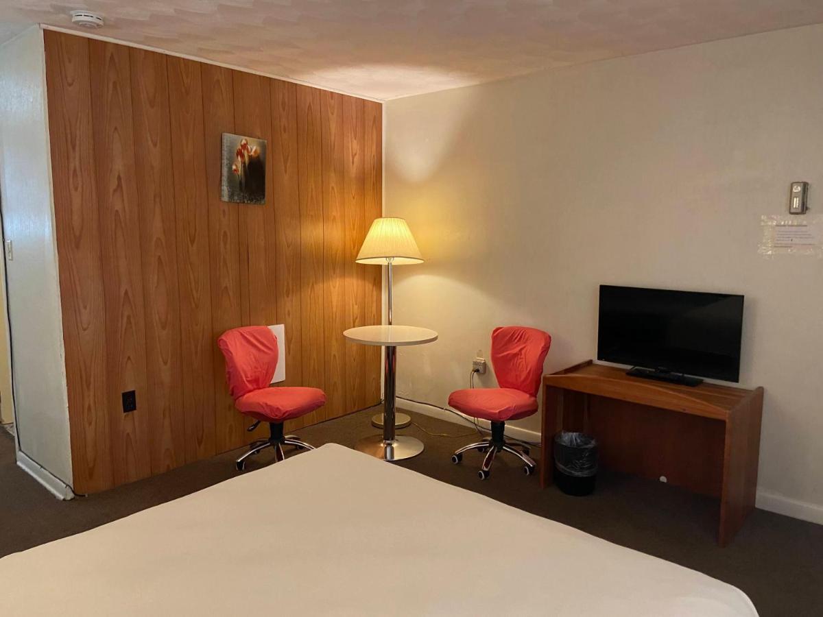 Standard Queen Room One Queen Bed Non-Smoking