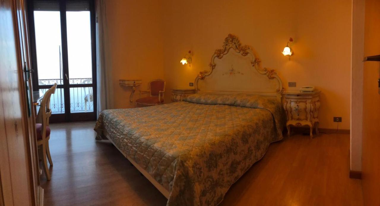 Double or Twin Room Lake View
