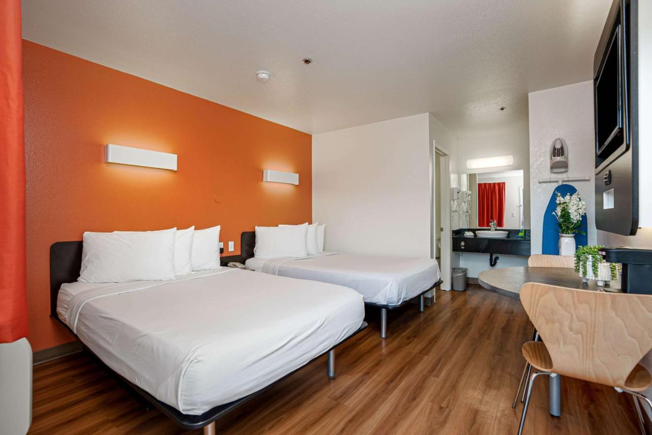 2 Full Beds 