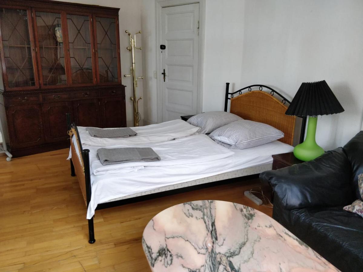 Großes Doppel-/Zweibettzimmer mit Gemeinschaftsbad