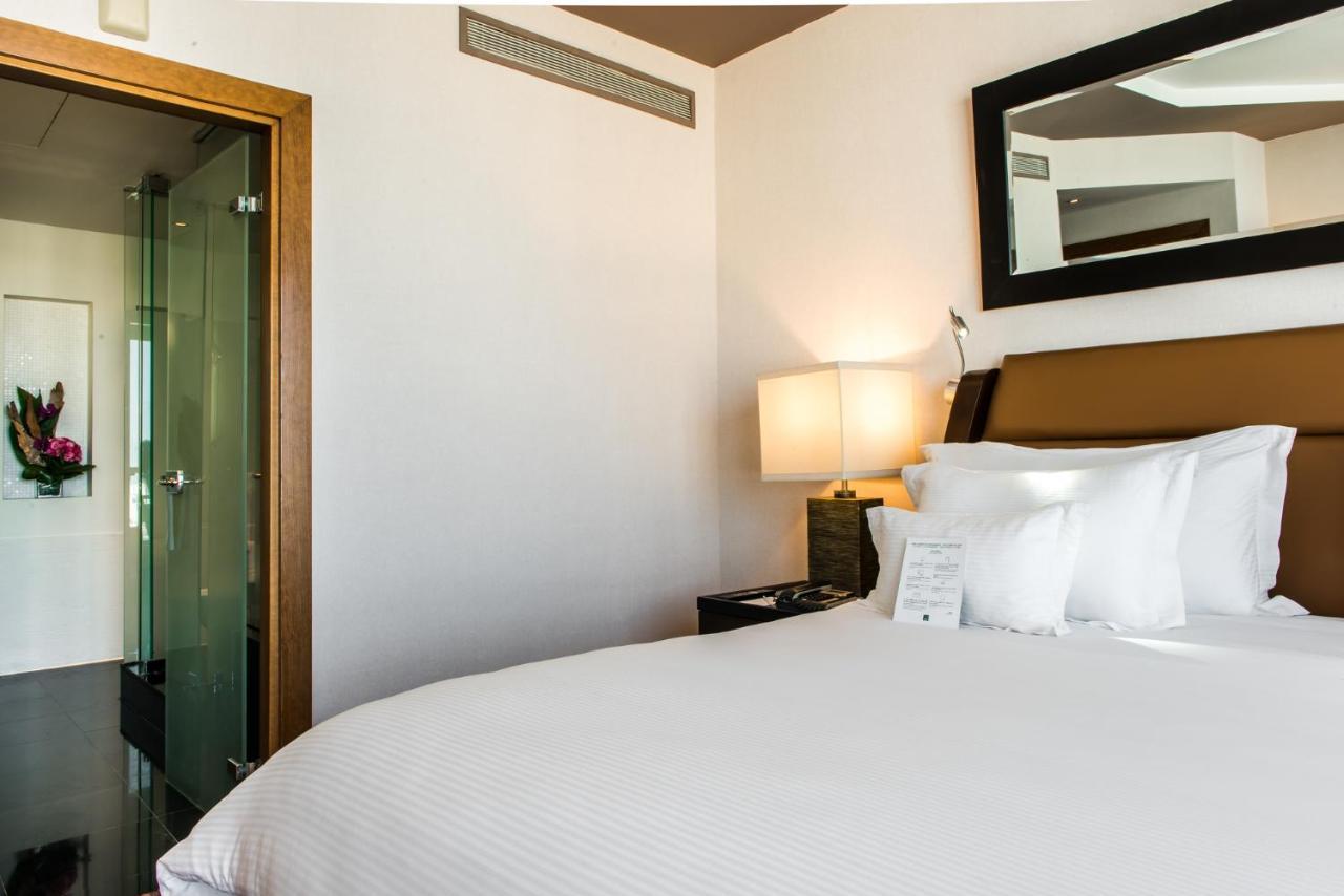Deluxe Room King Size Bed City View