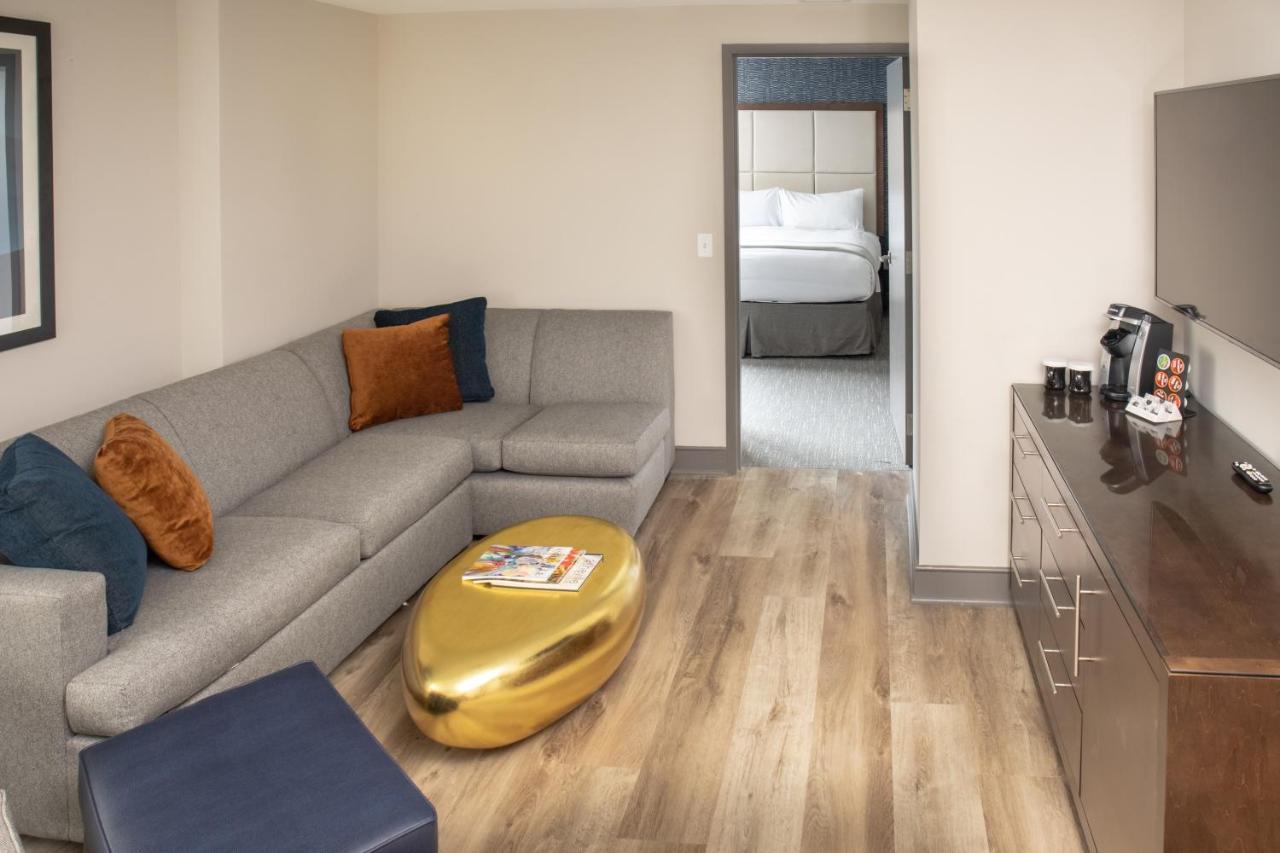Accessible Junior King Suite Sofabed Transfer Shower or Non Smoking