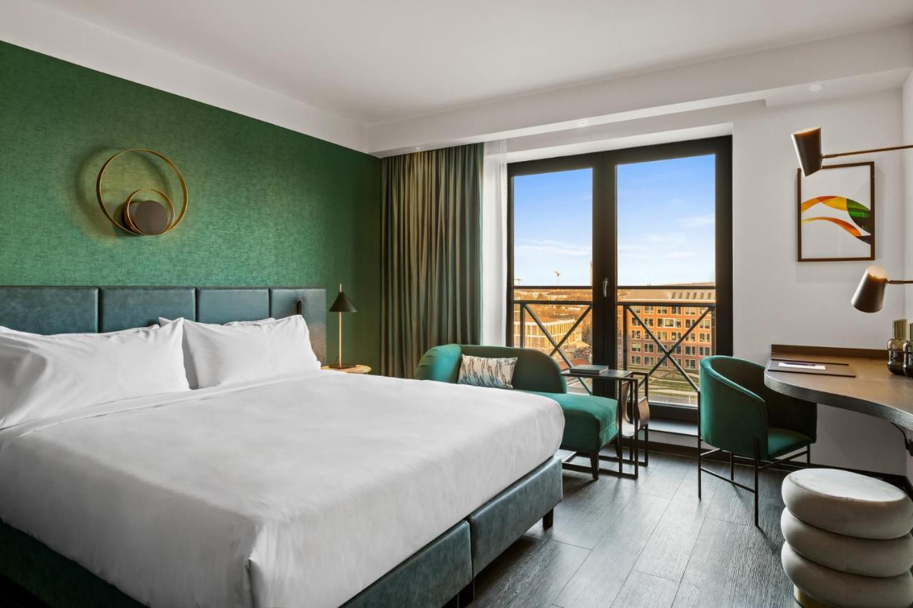 Superior King Room City View