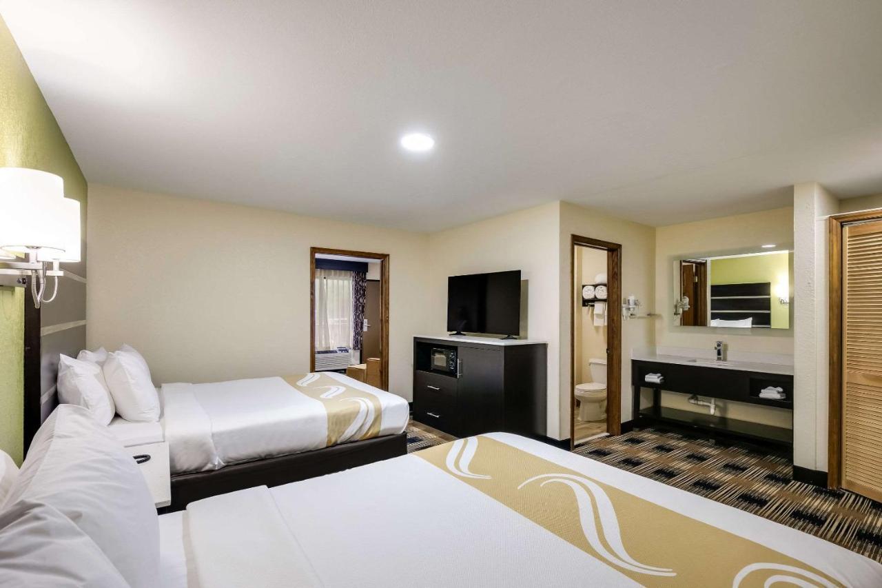 Queen Suite with Whirpool - Non-Smoking