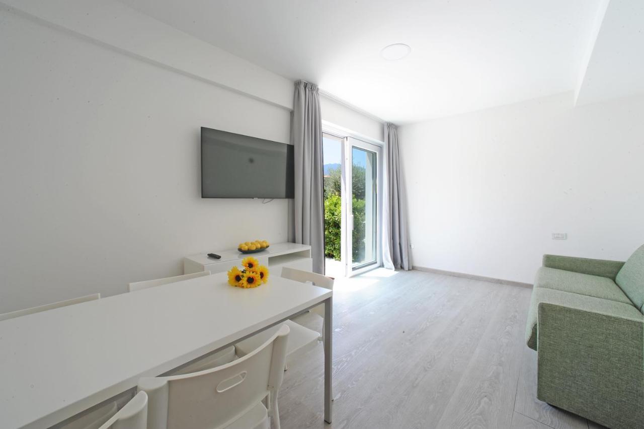Two-Bedroom Apartment direct access to the garden,1263381835:JPEG
