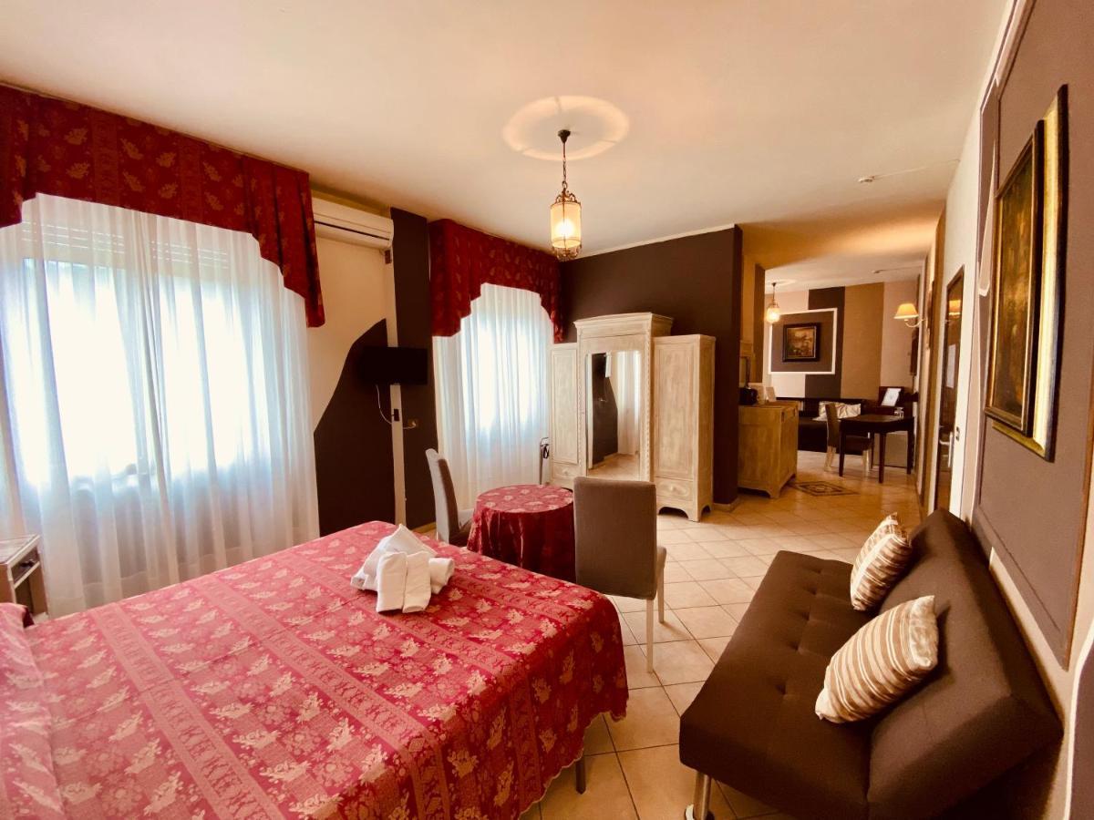 Standard Family Room,1264126717:JPEG