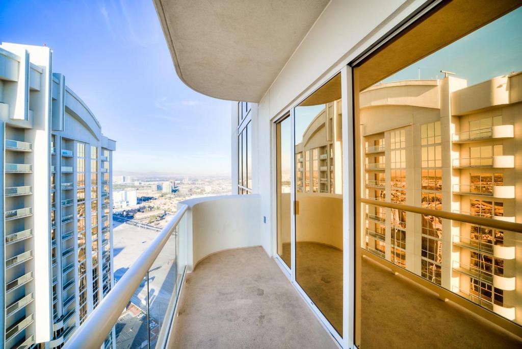 Elite 1BR Suite Strip View Balcony
