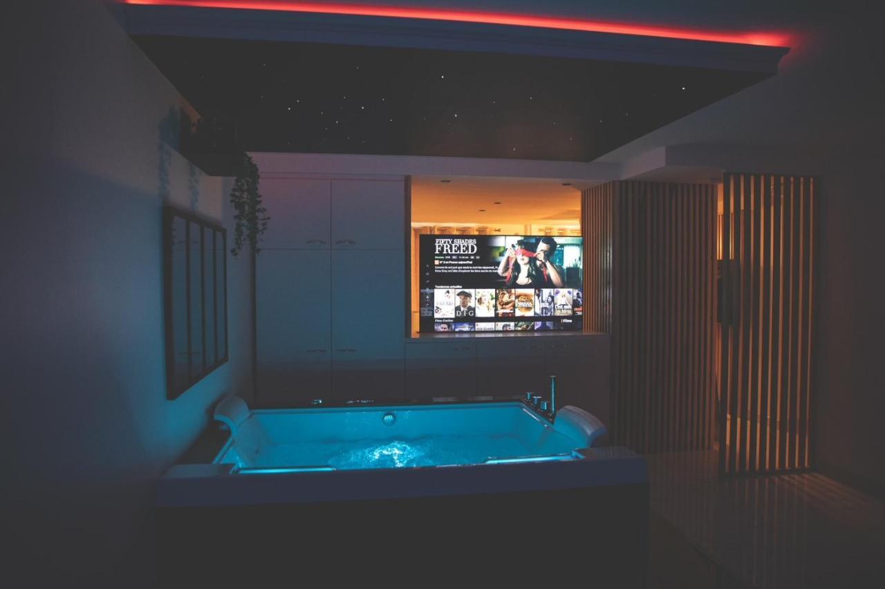 Suite Hot Tub,1267763497:JPEG