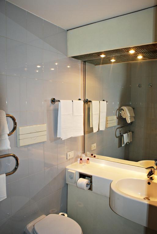 Single Room Shower,126822126:JPEG