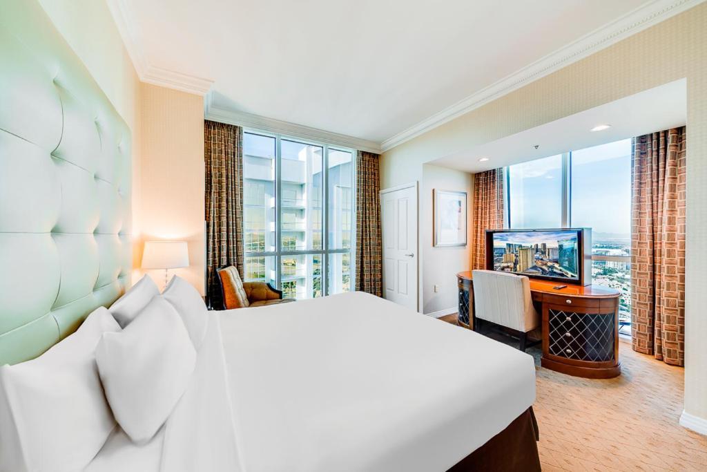 Elite 1BR Suite Strip View Balcony