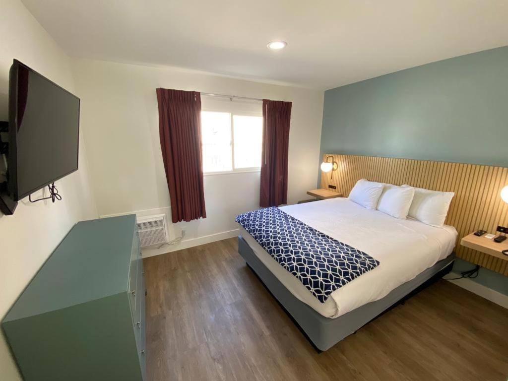 Deluxe Queen Suite