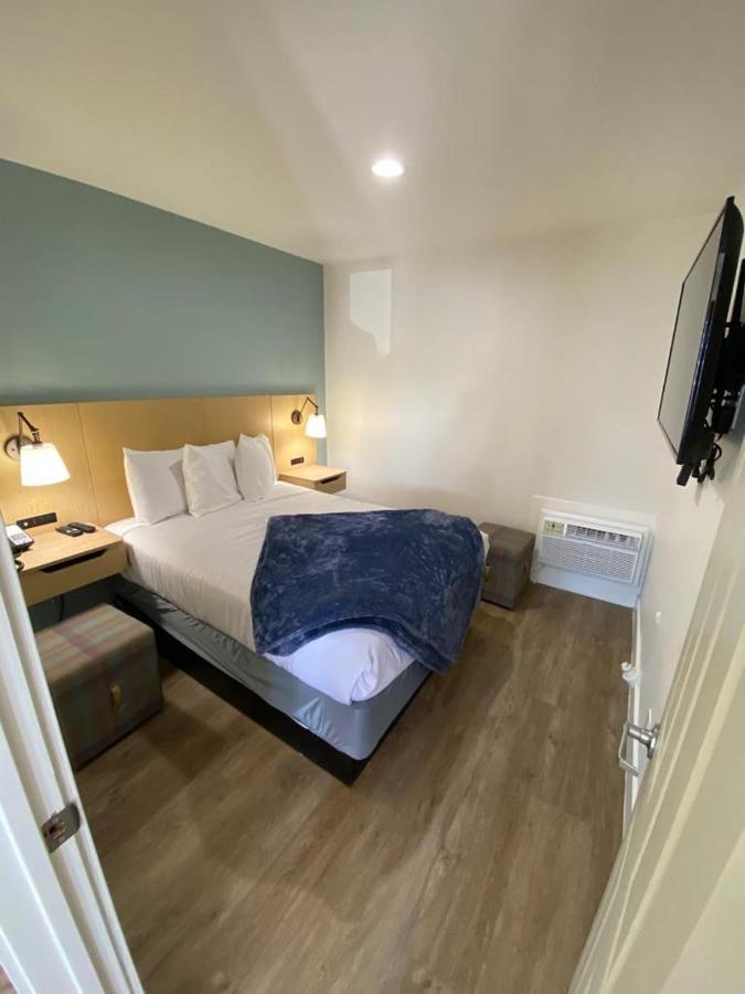 Deluxe Queen Suite