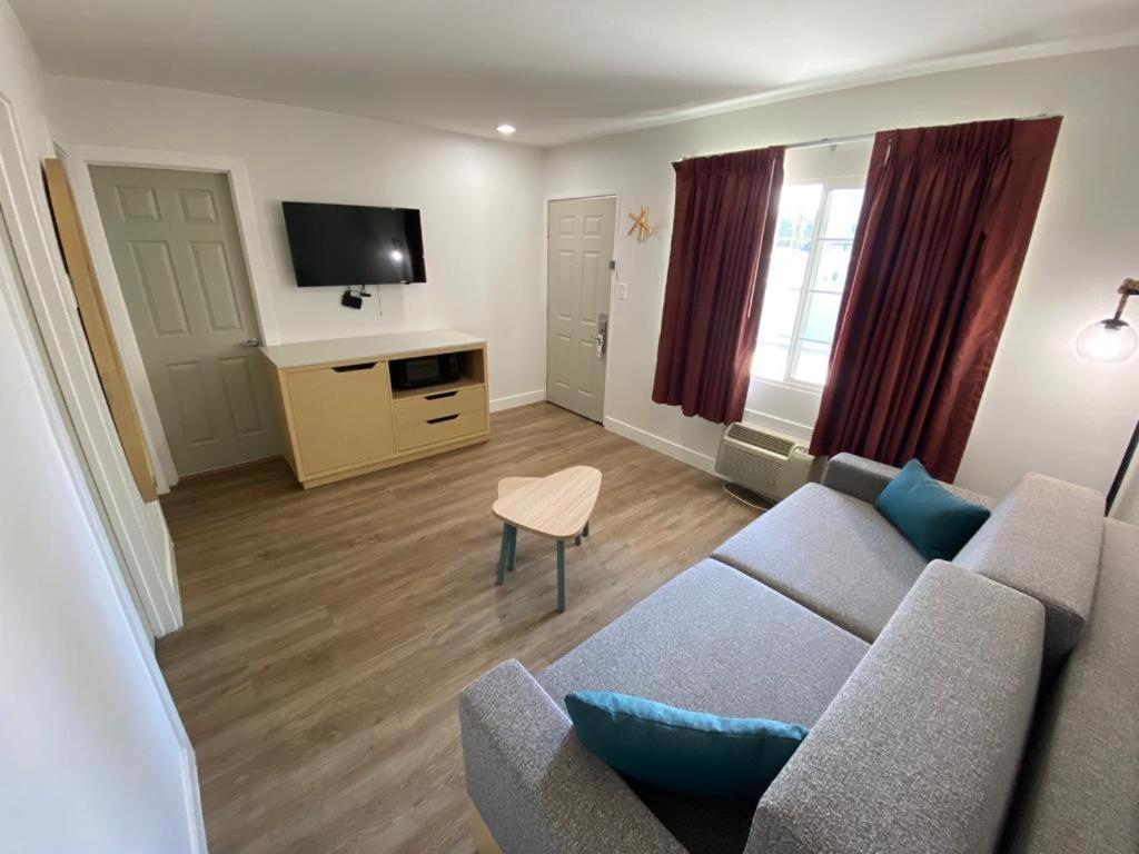 Deluxe Queen Suite