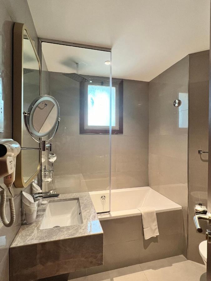 Deluxe One Bedroom Suite