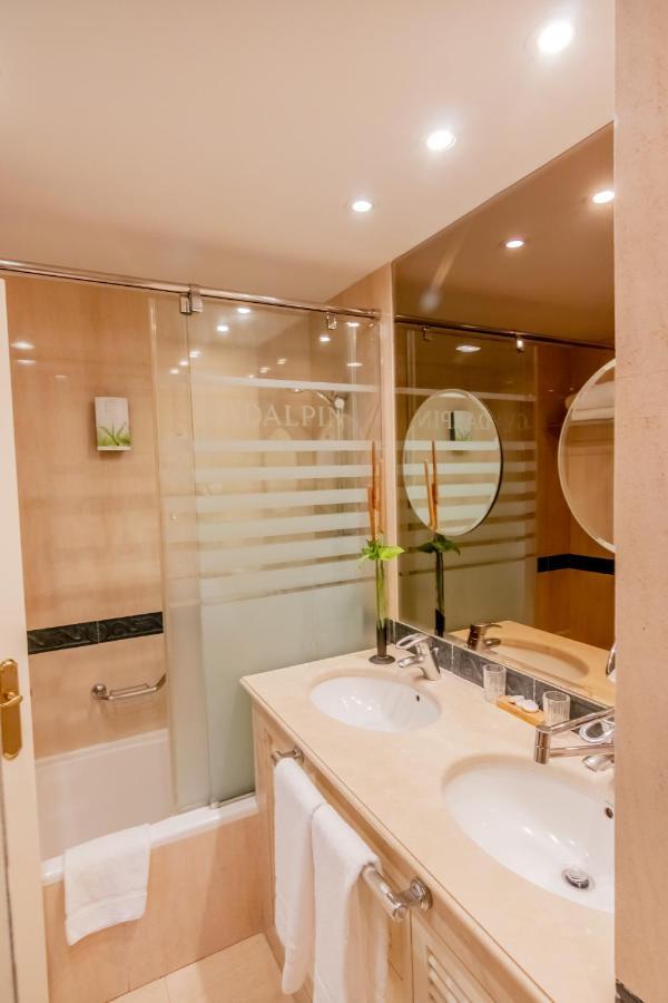 King Room Adapted Tub Mobility Accessible