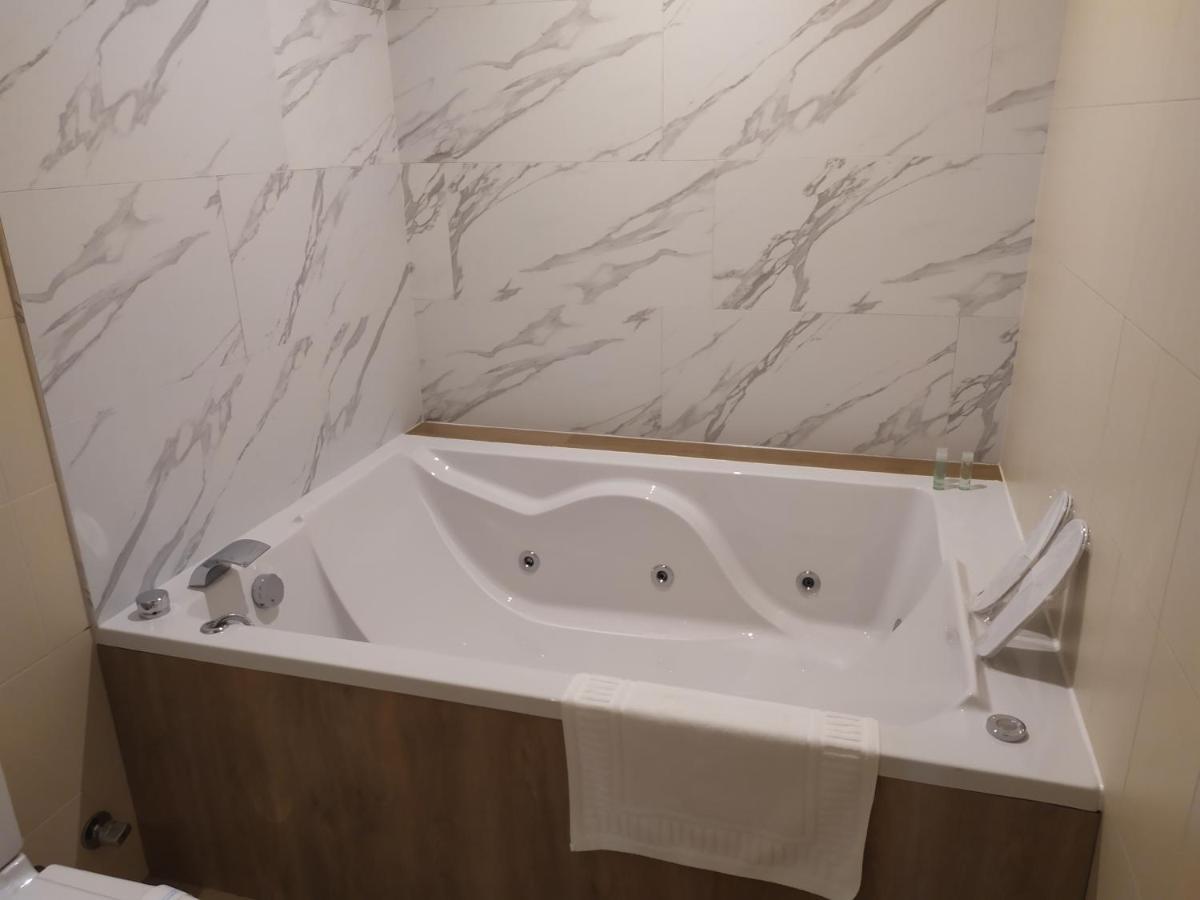 Queen Room Spa Bath,1270361734:JPEG