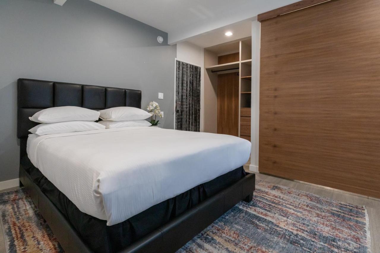 Deluxe Queen Bed