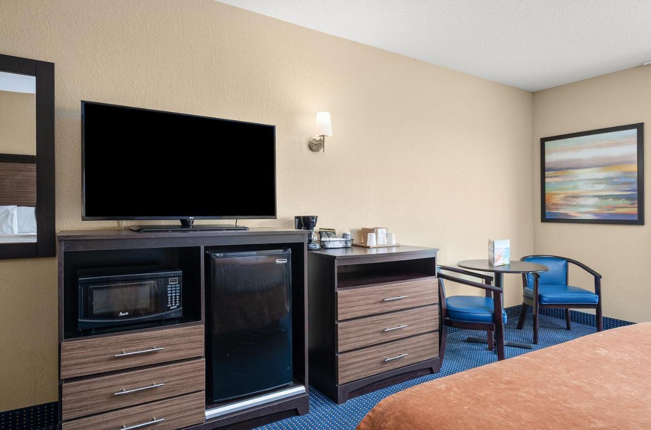 Queen Room Two Queen Beds Sofa Partial Ocean View-No Pets Allowed