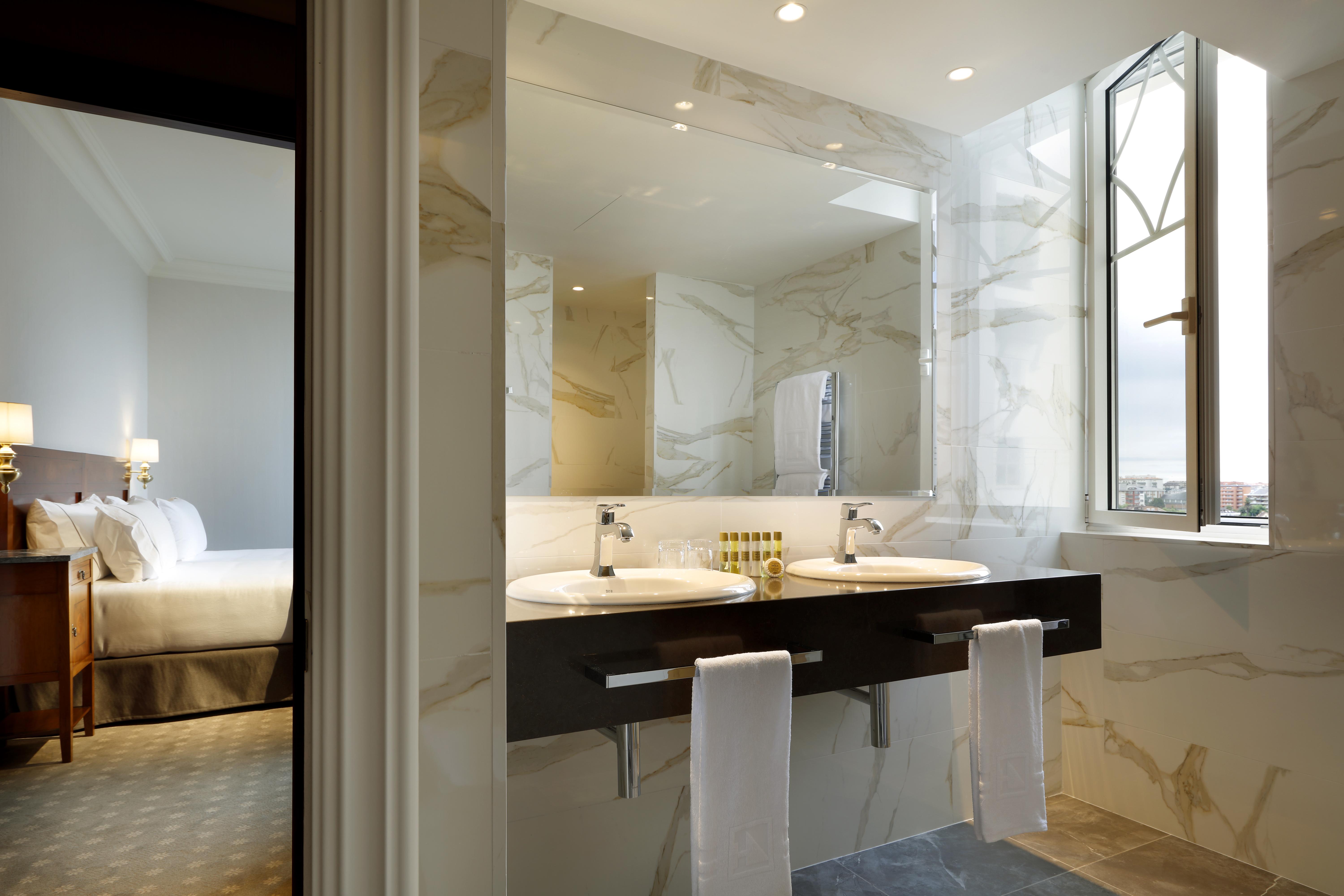 Deluxe Double Room with Extra Bed,1272777772:JPEG