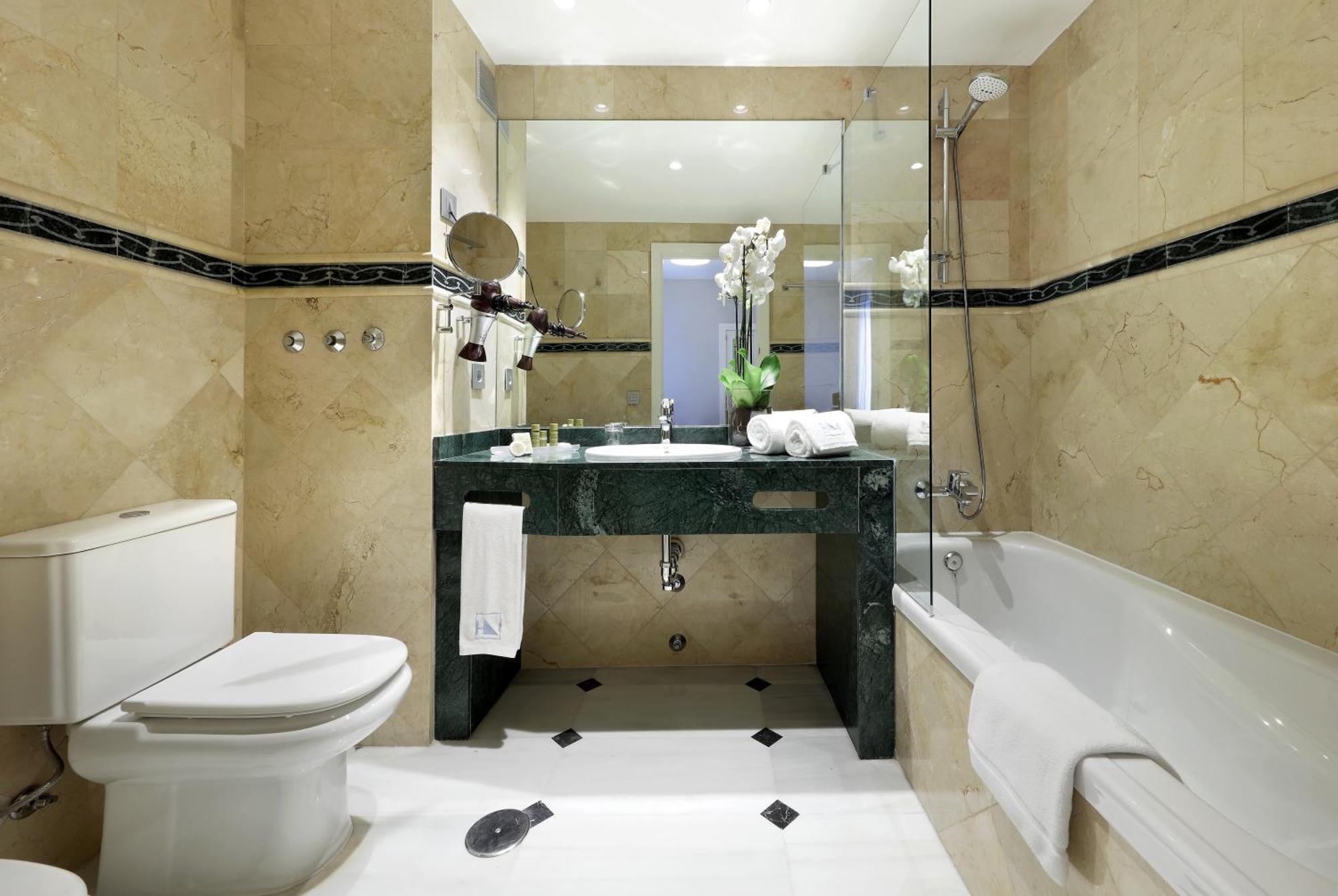 Double Deluxe Double or Twin Room
