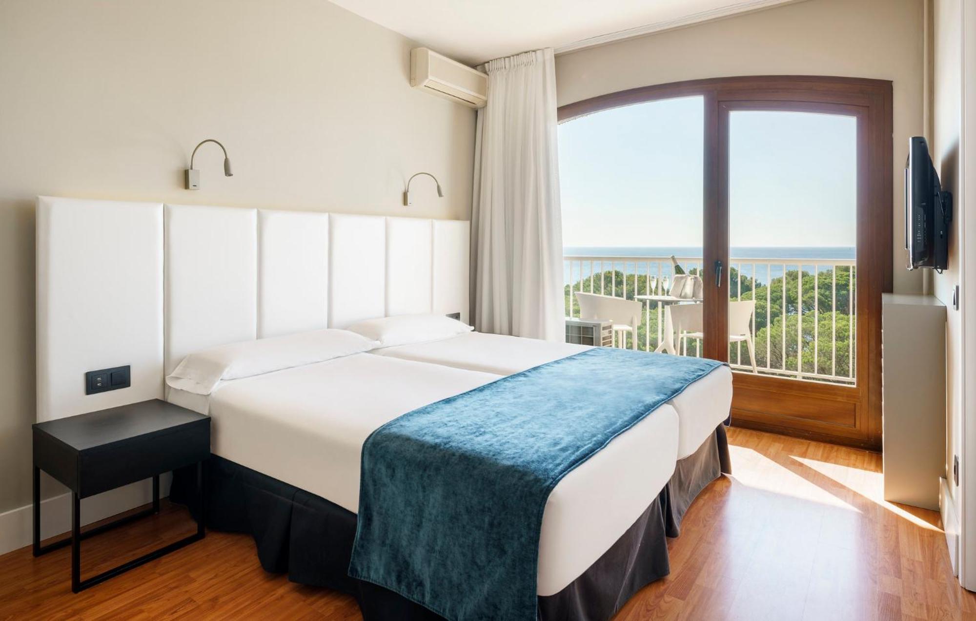 Double or Twin Room Sea View High Floor
