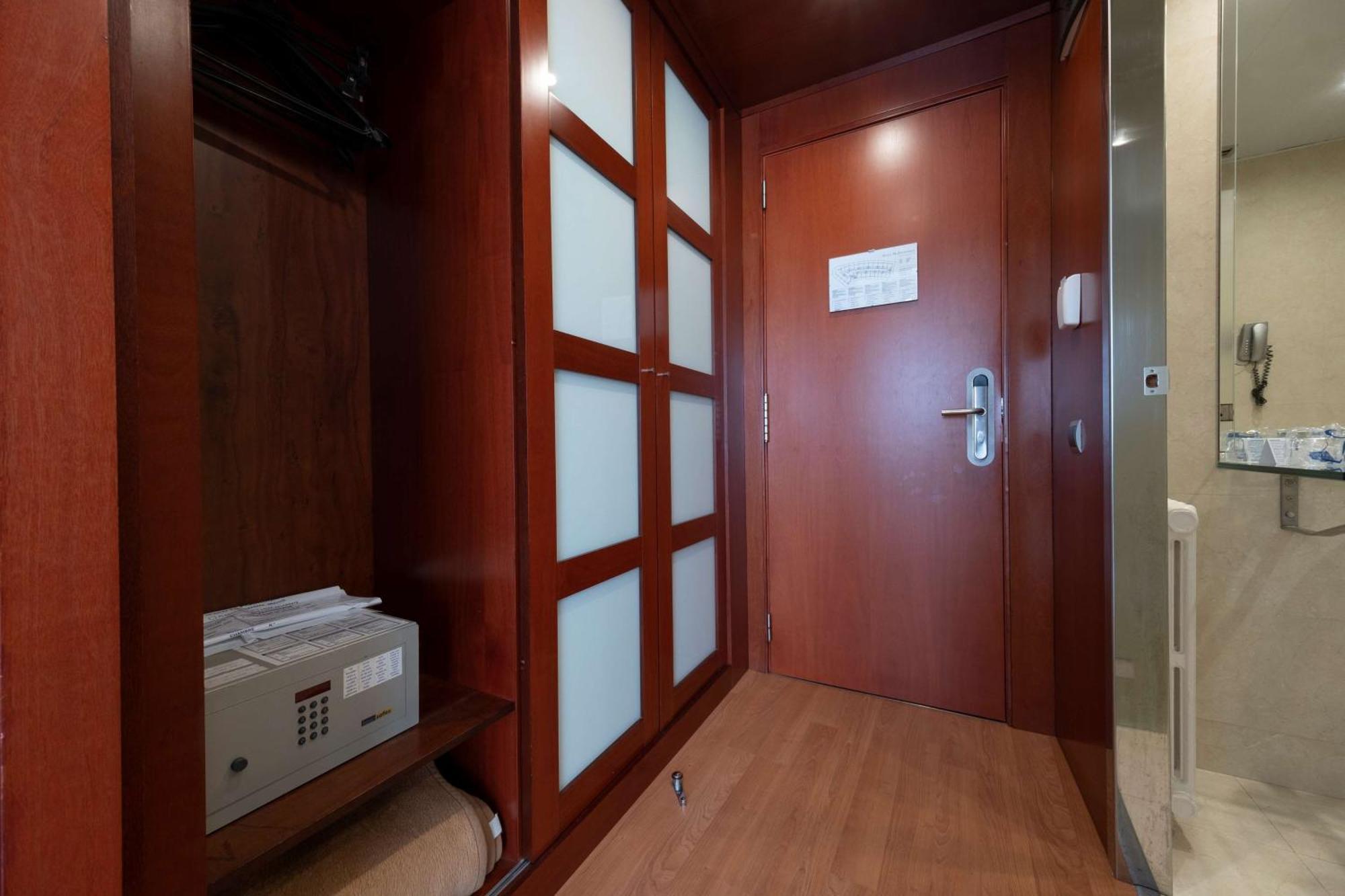 Standard Queen Room Non-Smoking