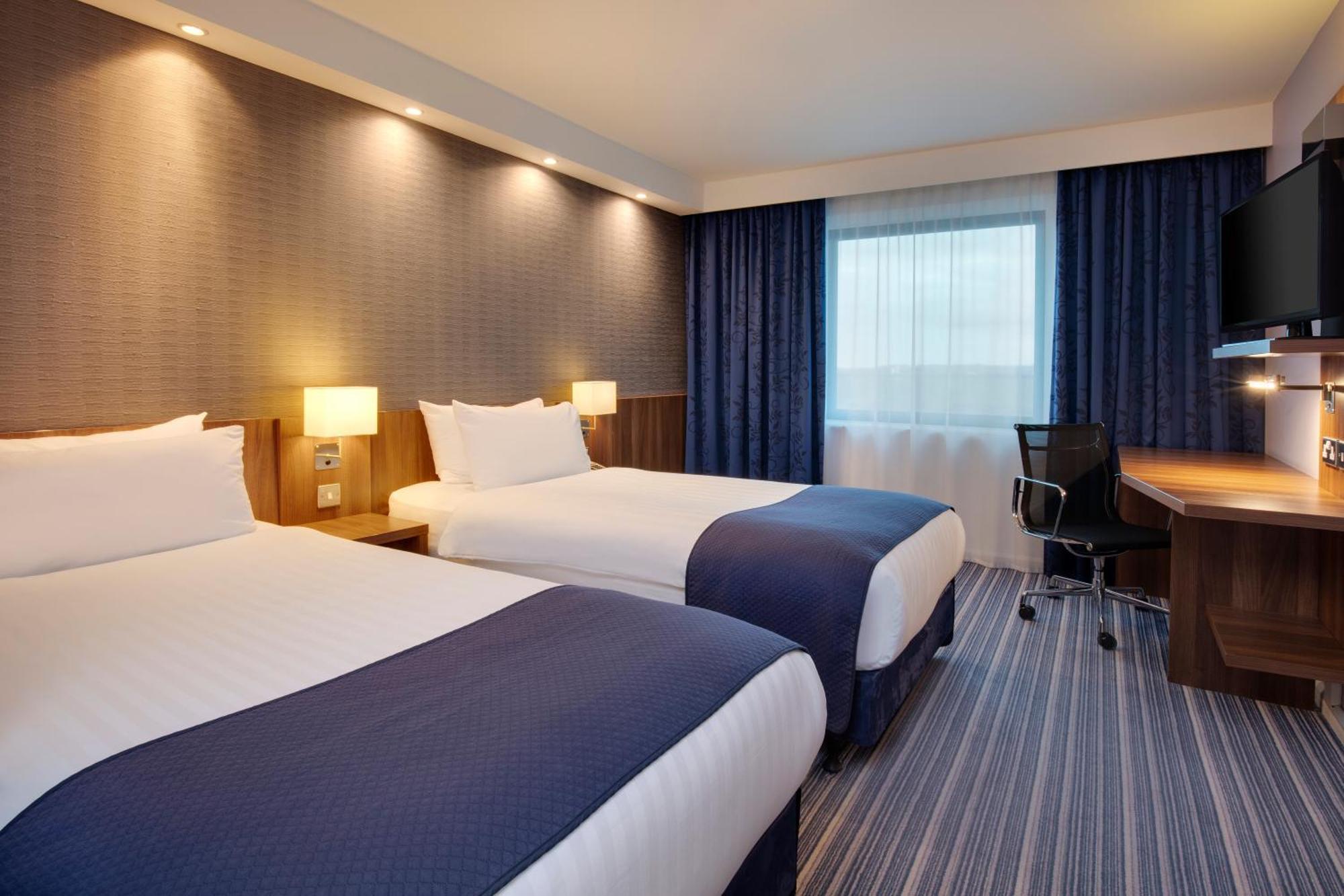 Standard Twin Room with Free Hot Breakfast - Accessible,1566905462:JPEG