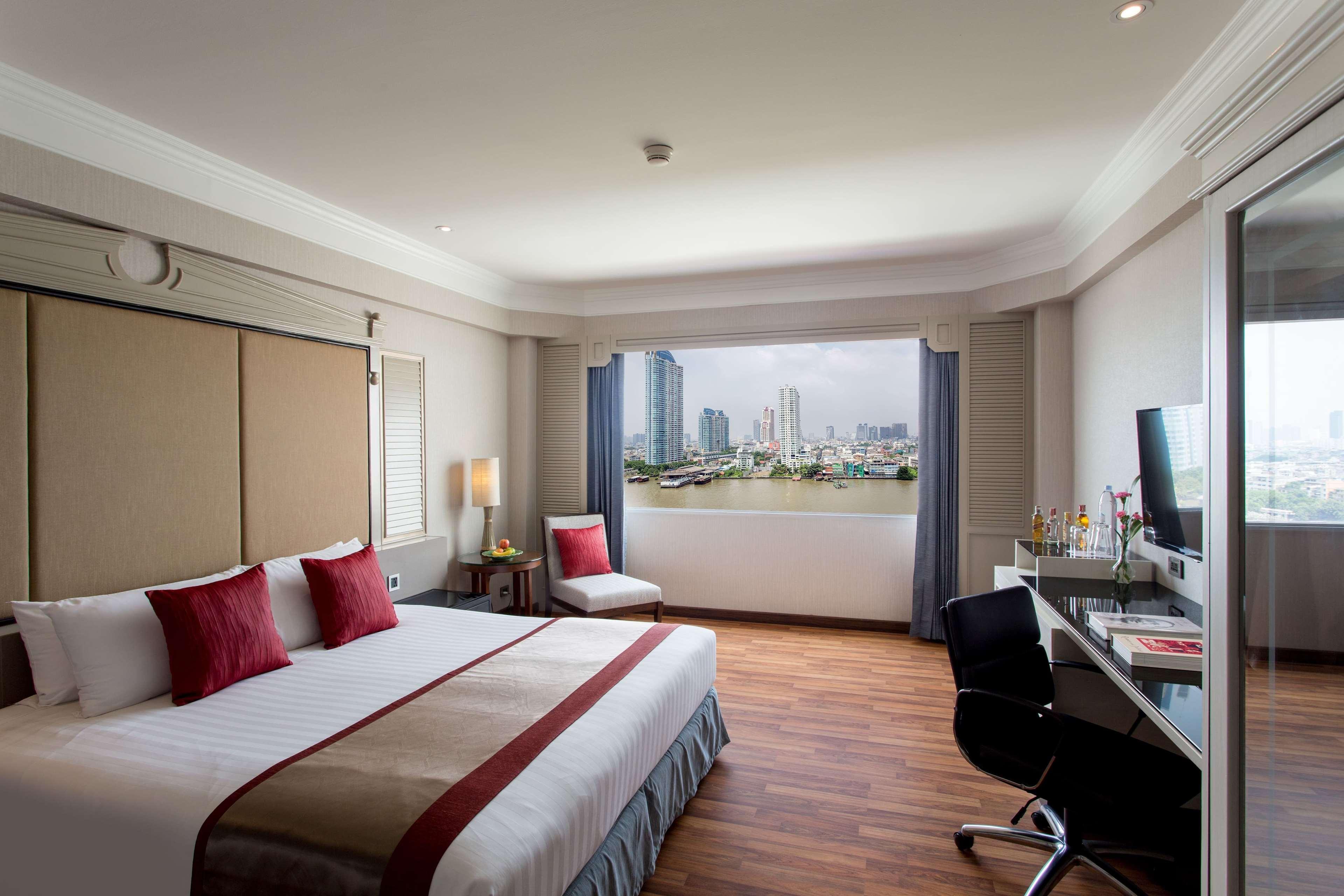 Deluxe King Room Pool View