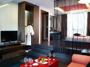 Deluxe King Room Pool Access