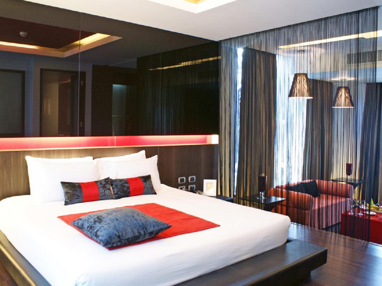 Deluxe King Room Pool Access