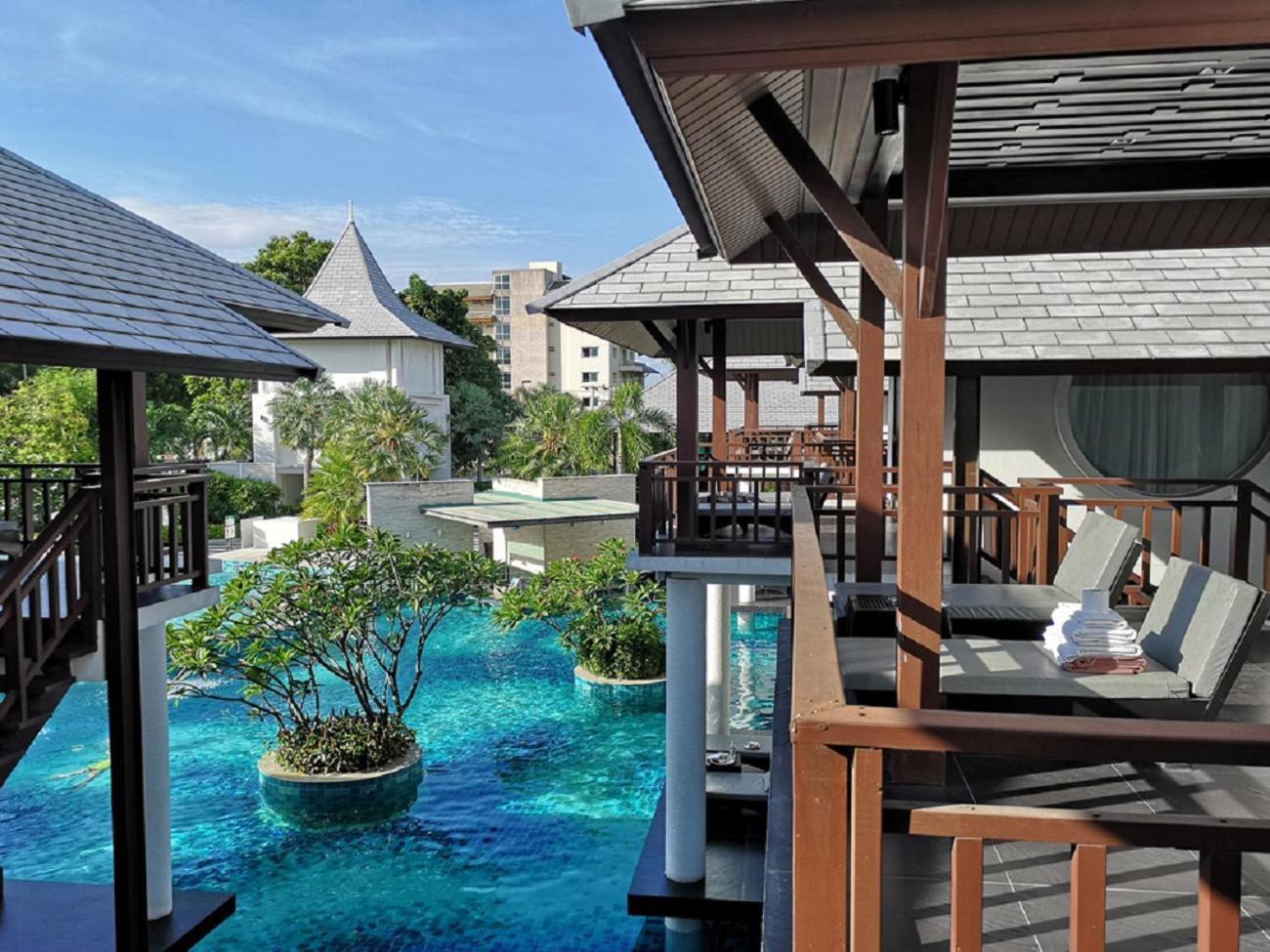 Deluxe King Room Pool View