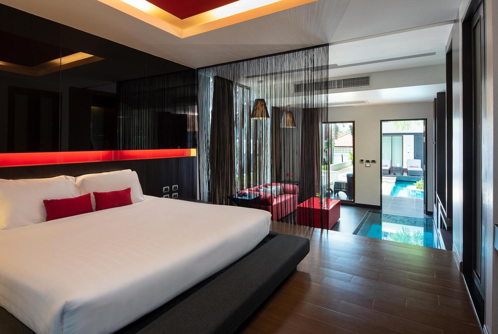 Deluxe King Room Pool Access