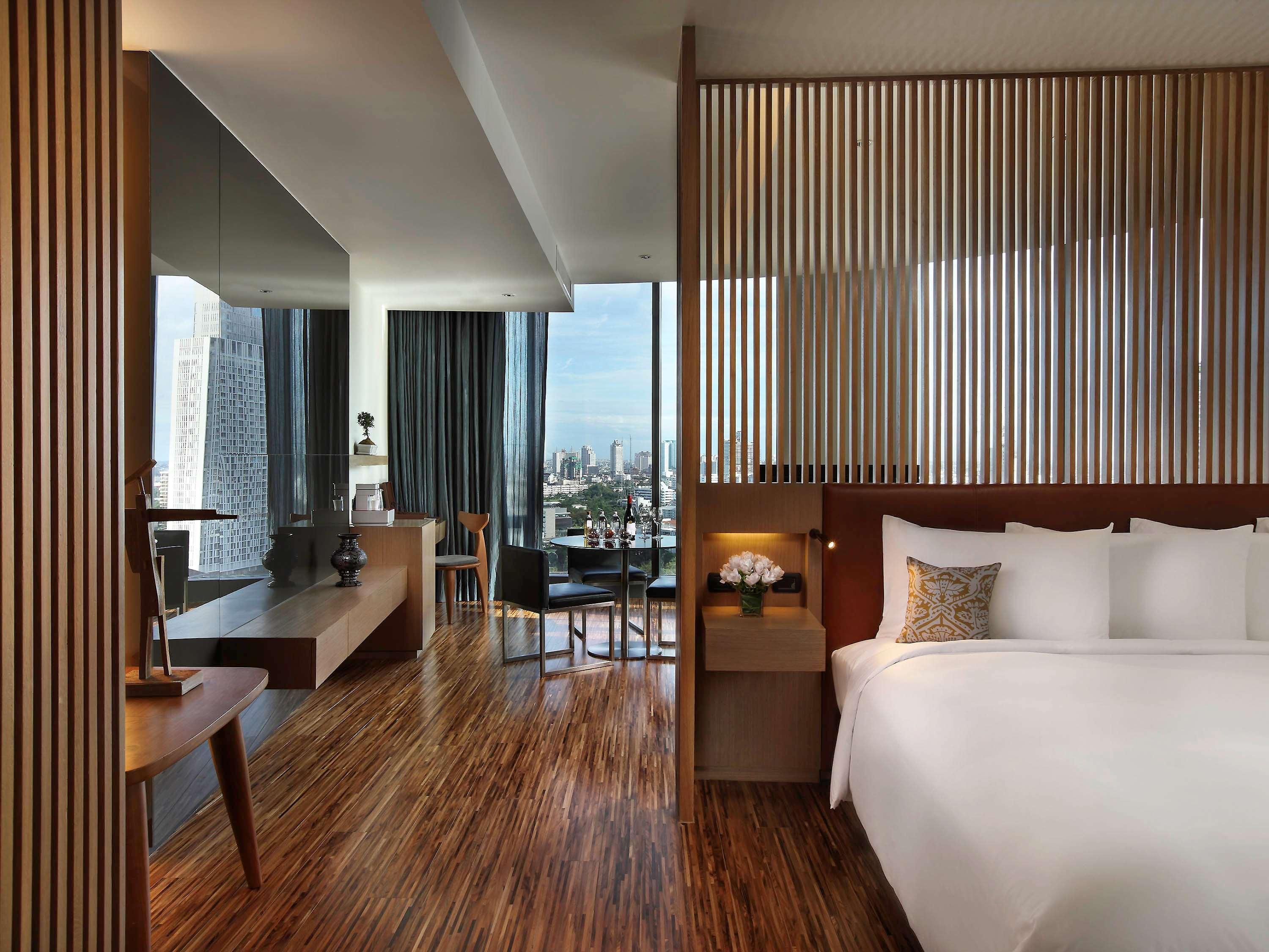 SO King Studio Room Skyline City View Club Signature Benefits