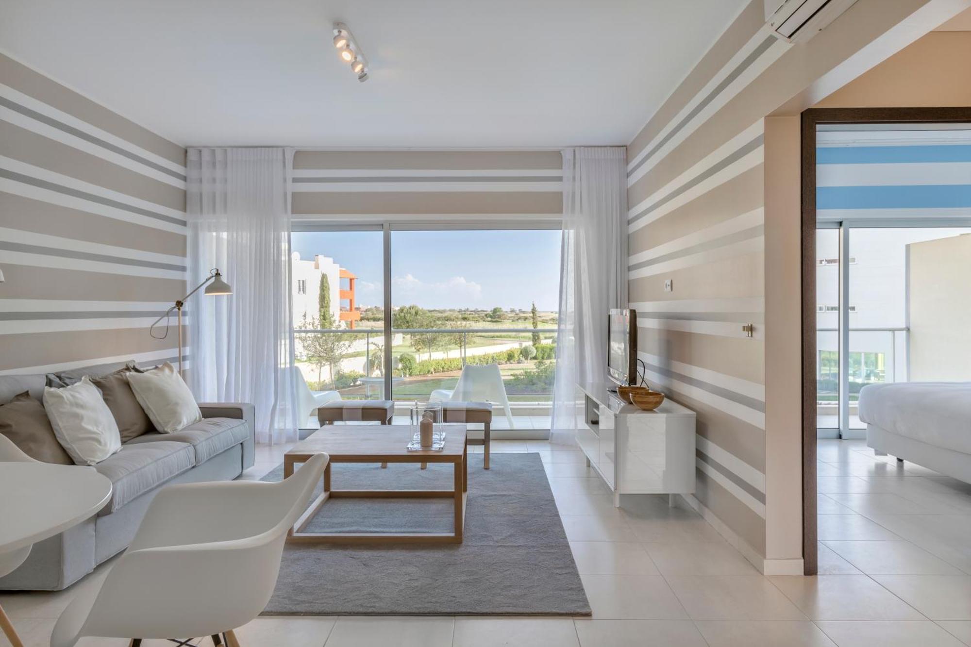 Deluxe One-Bedroom Apartment
